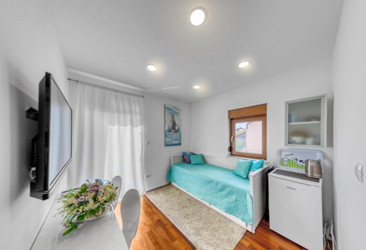Deluxe Double Room (2 Adults + 1 Child),1035884869:JPEG