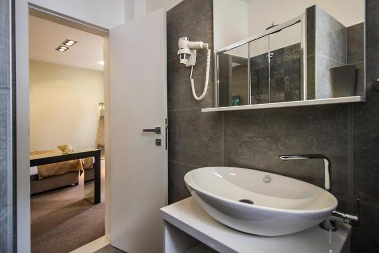 Deluxe Double Room Extra Bed,1039850950:JPEG