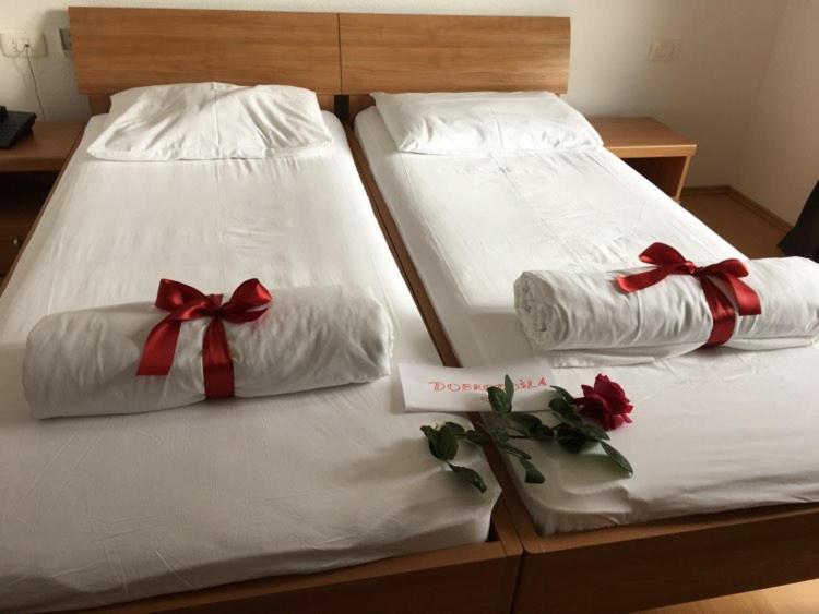 Doppel-/Zweibettzimmer mit seitlichem Meerblick