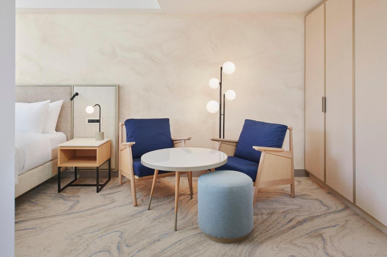 Elegantes Zimmer mit Kingsize-Bett und Parkblick