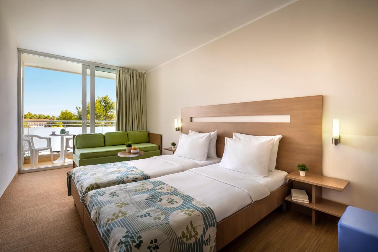 Chambre Lits Jumeaux avec Balcon - Vue sur Cour (2 Adultes + 2 Enfants)