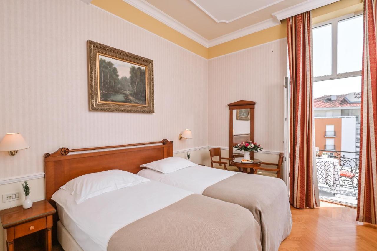 Standard Doppel- oder Zweibettzimmer mit Meerblick