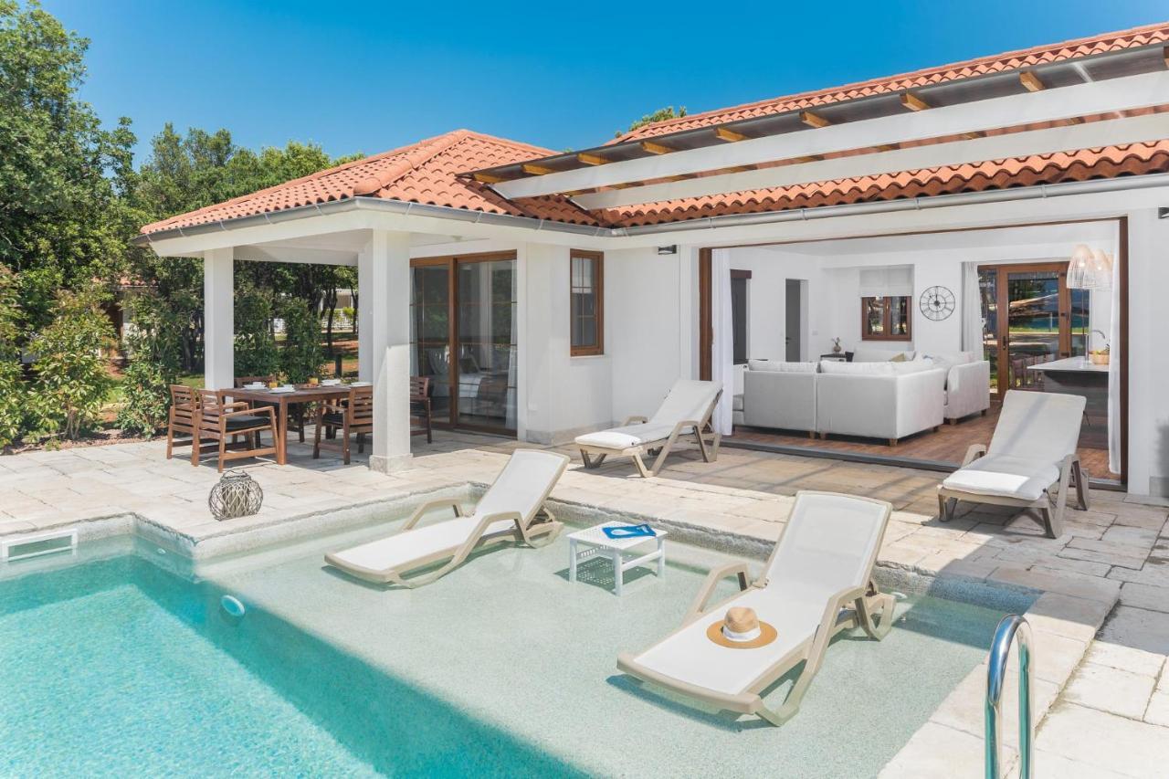 Strandvilla mit Swimmingpool und Meerblick