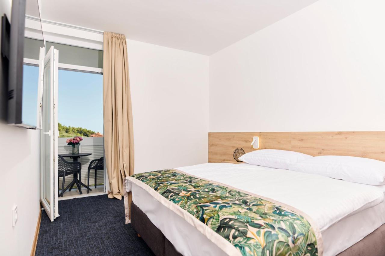 Doppel- oder Zweibettzimmer mit Meerblick und Balkon