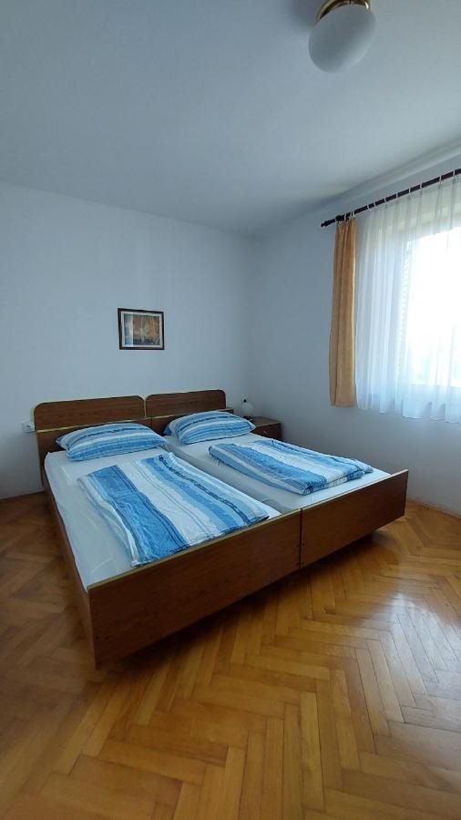 Doppel- oder Zweibettzimmer