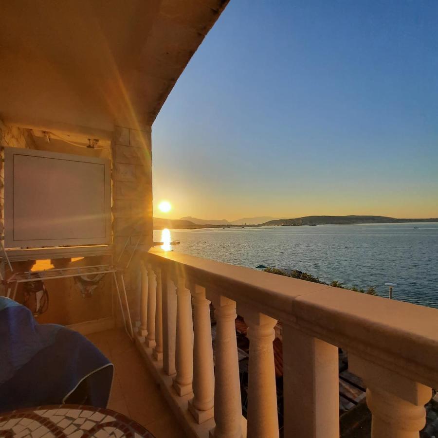 Zimmer mit Queensize-Bett und Balkon