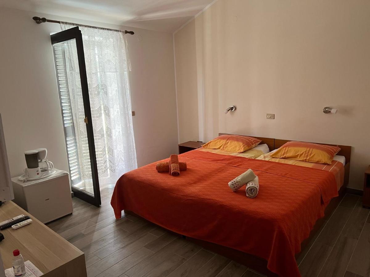 Zweibettzimmer mit Gartenblick