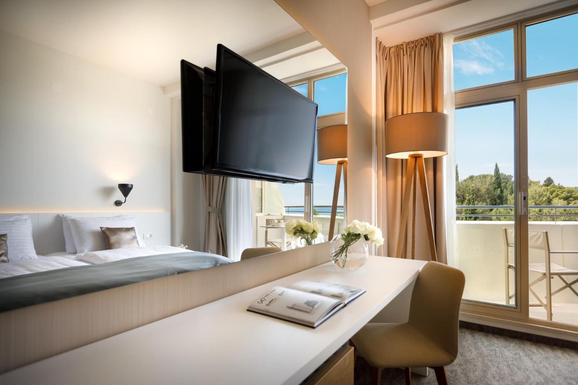 Habitación Doble con balcón y vistas laterales al mar