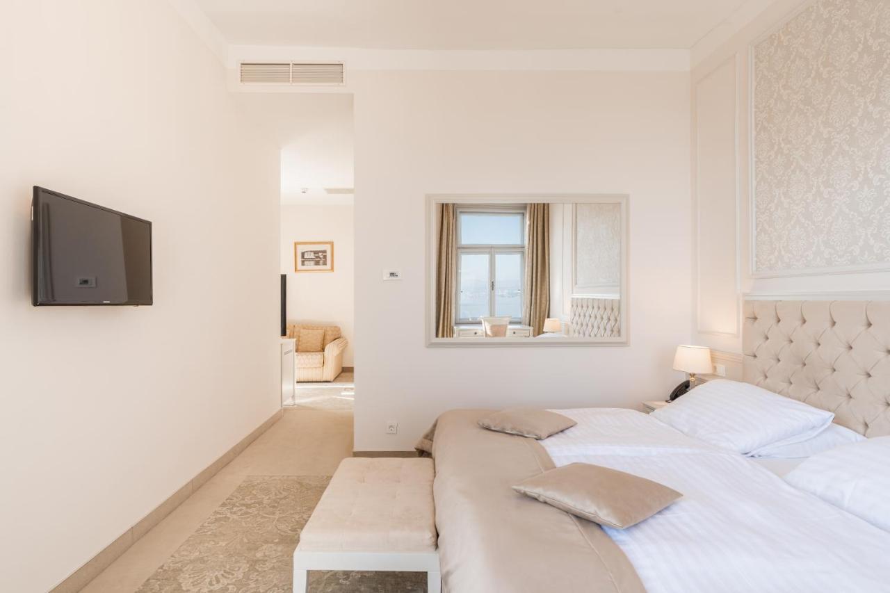 Chambre Double Supérieure avec Canapé-Lit et Balcon