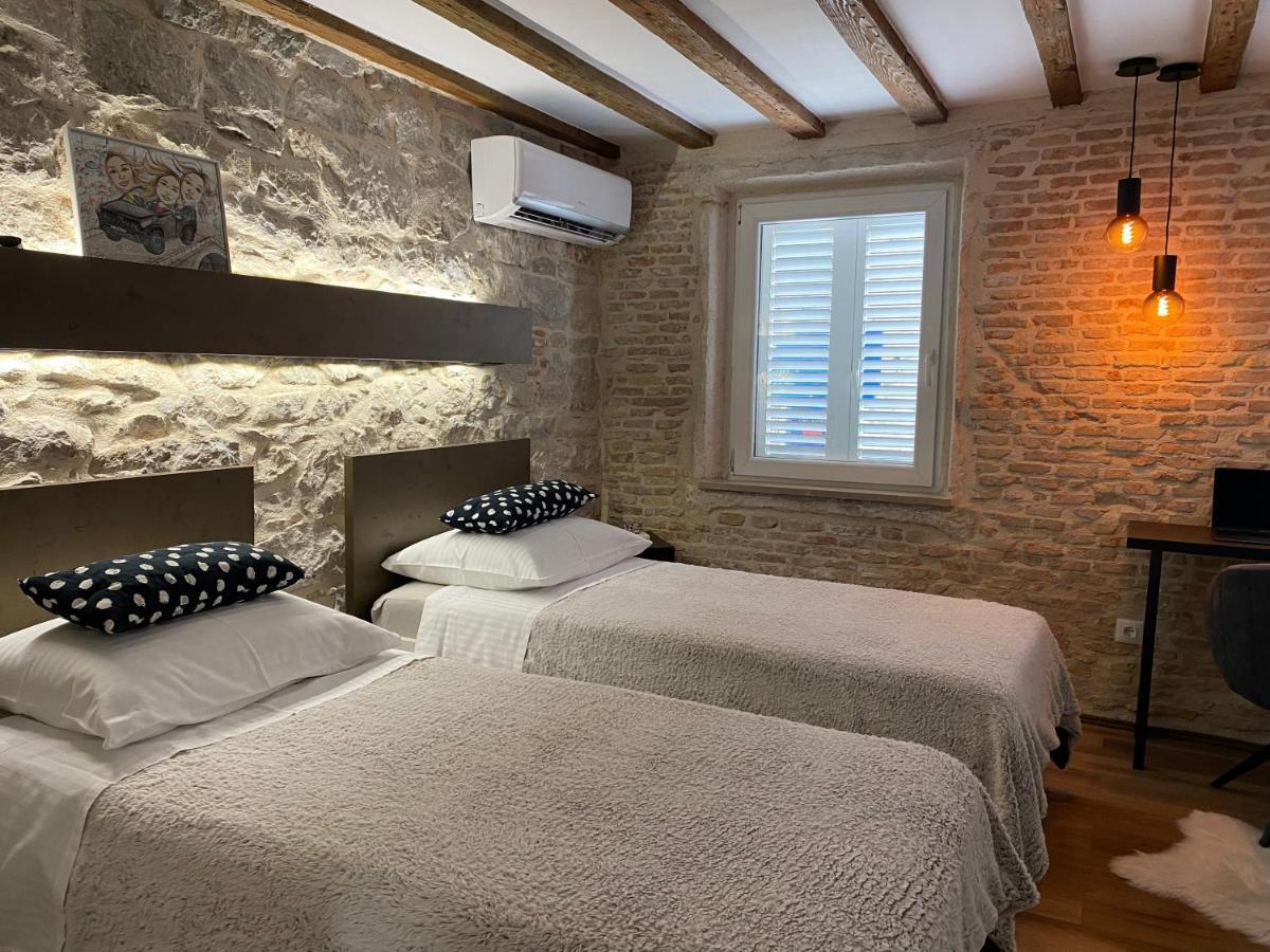 Zweibettzimmer mit eigenem Bad außerhalb des Zimmers