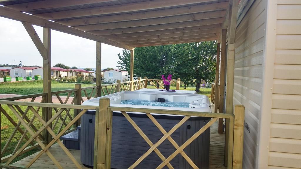 Stacaravan met 2 Slaapkamers en Hot Tub