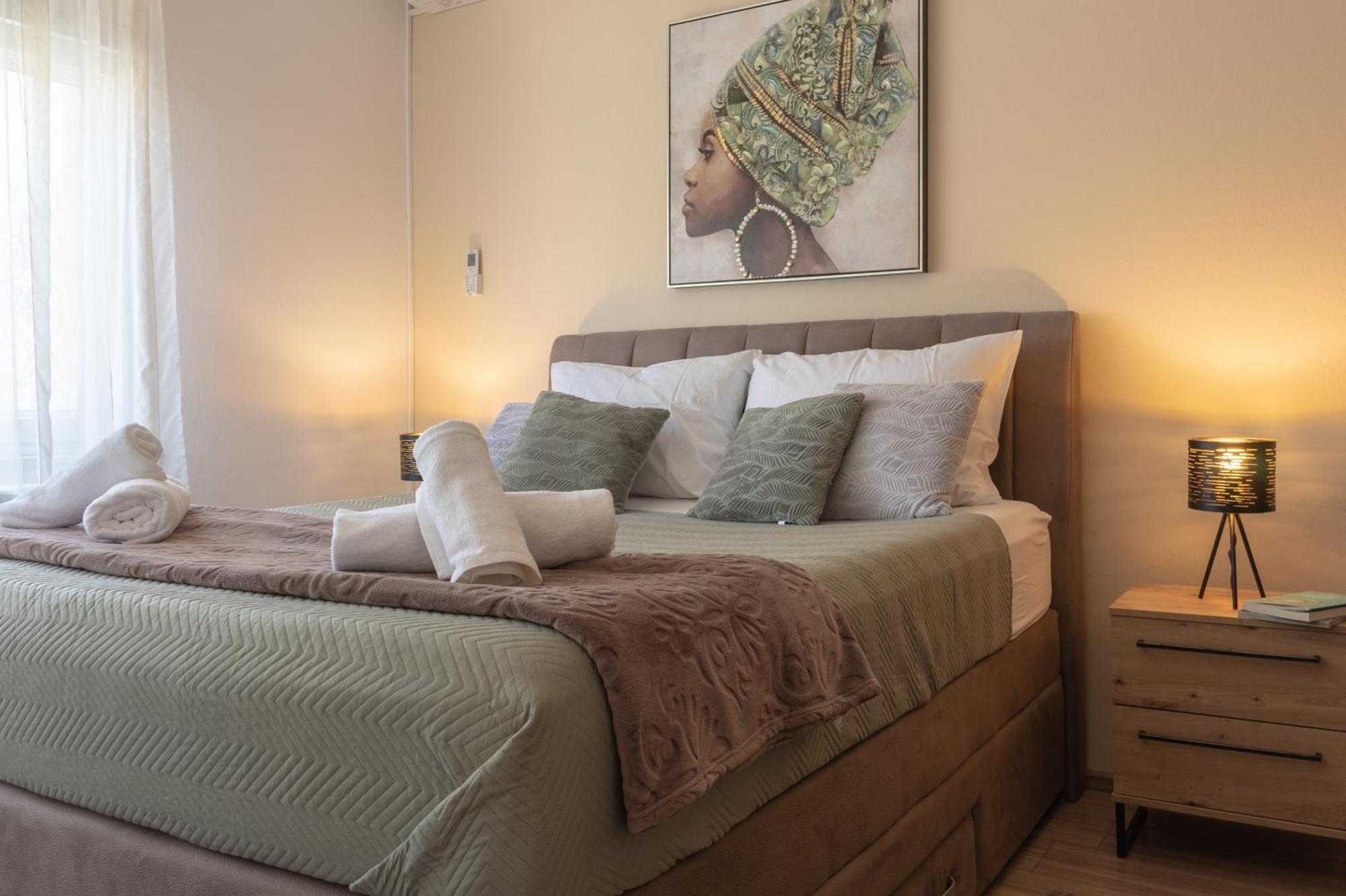 Deluxe Queen Room
