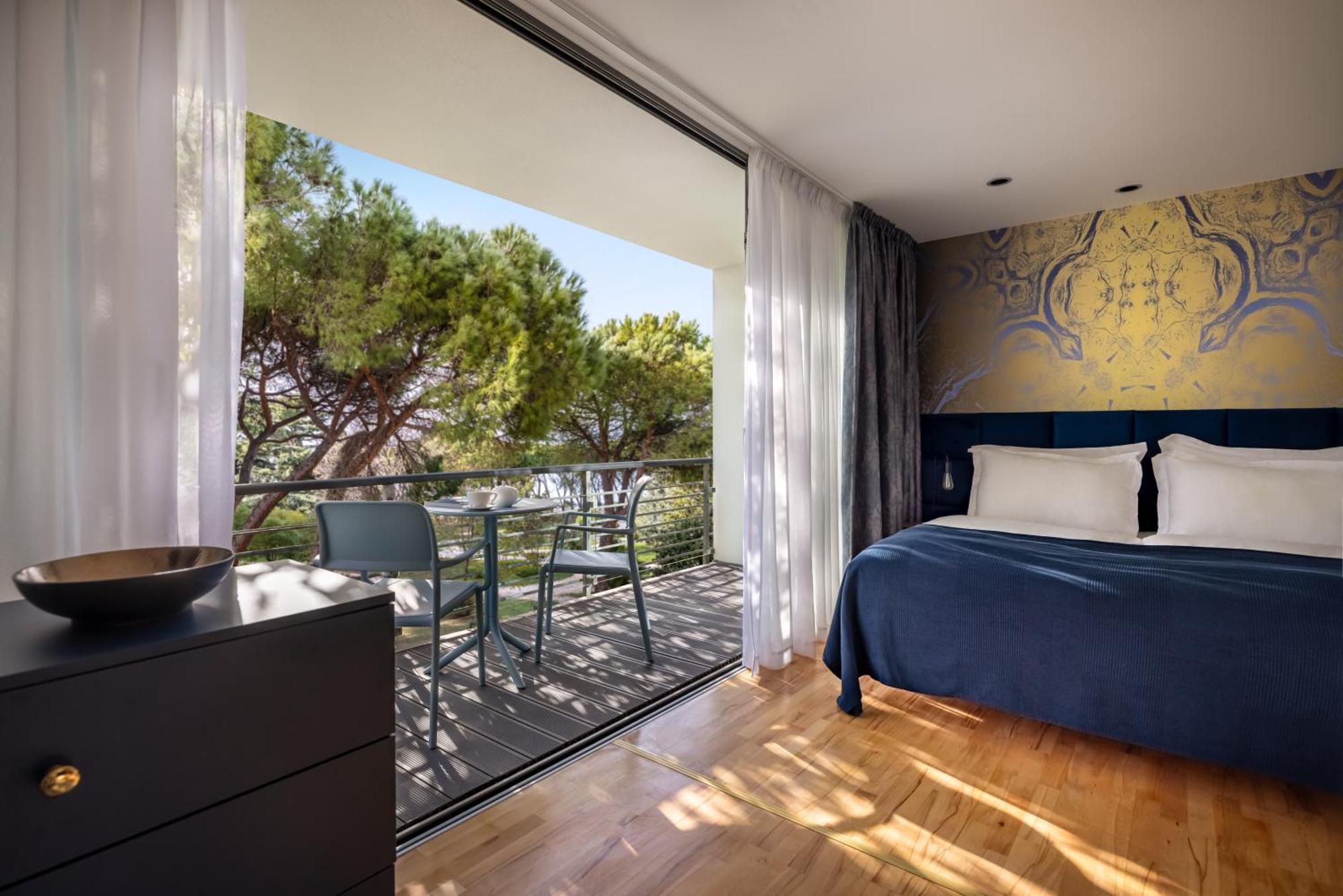 Chambre Supérieure avec Balcon - Vue Latérale sur Mer