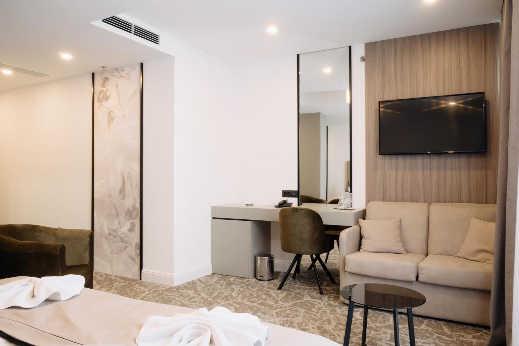 Deluxe Double or Twin Room,1557084475:JPEG
