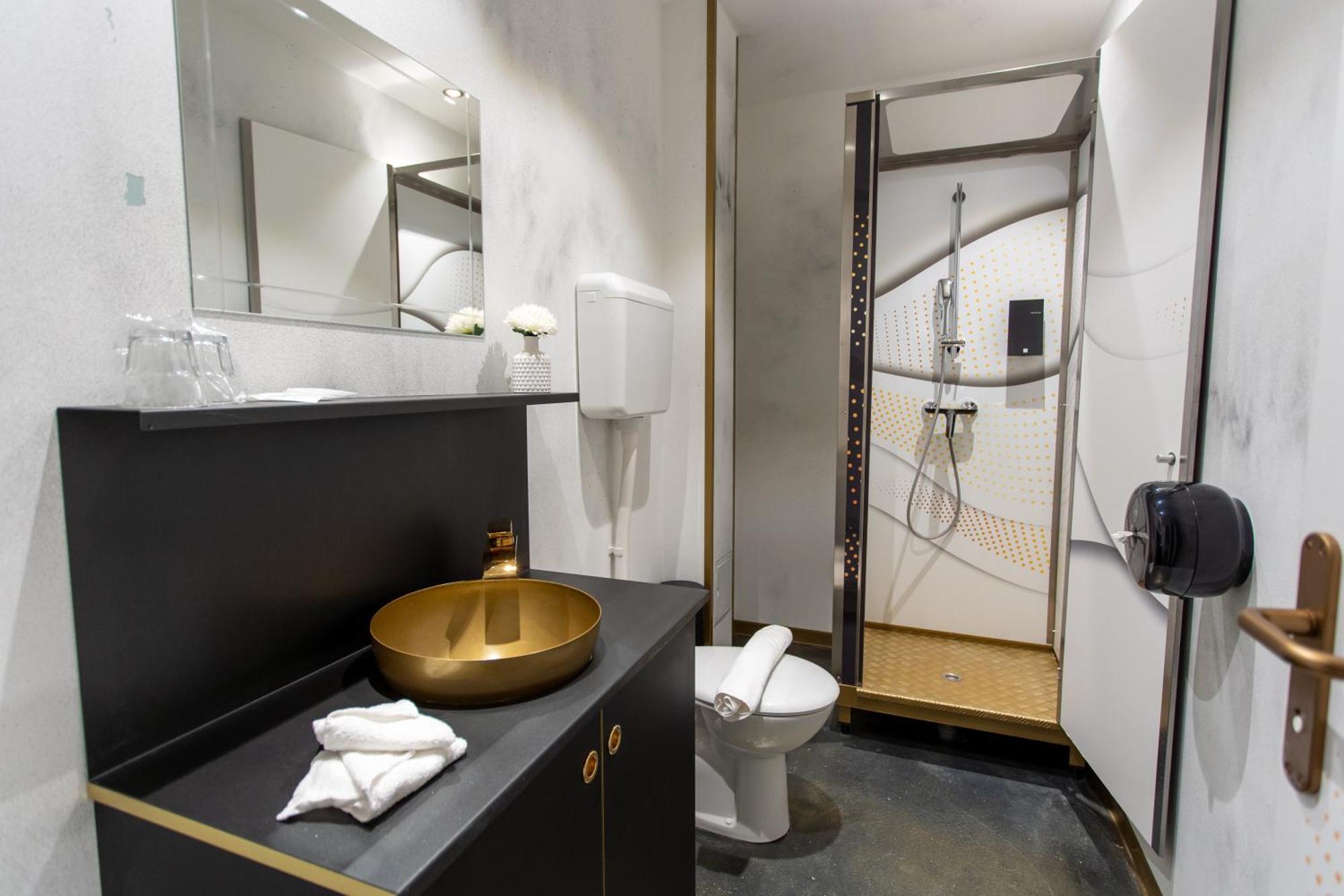 Dreibettzimmer mit Stadtblick
