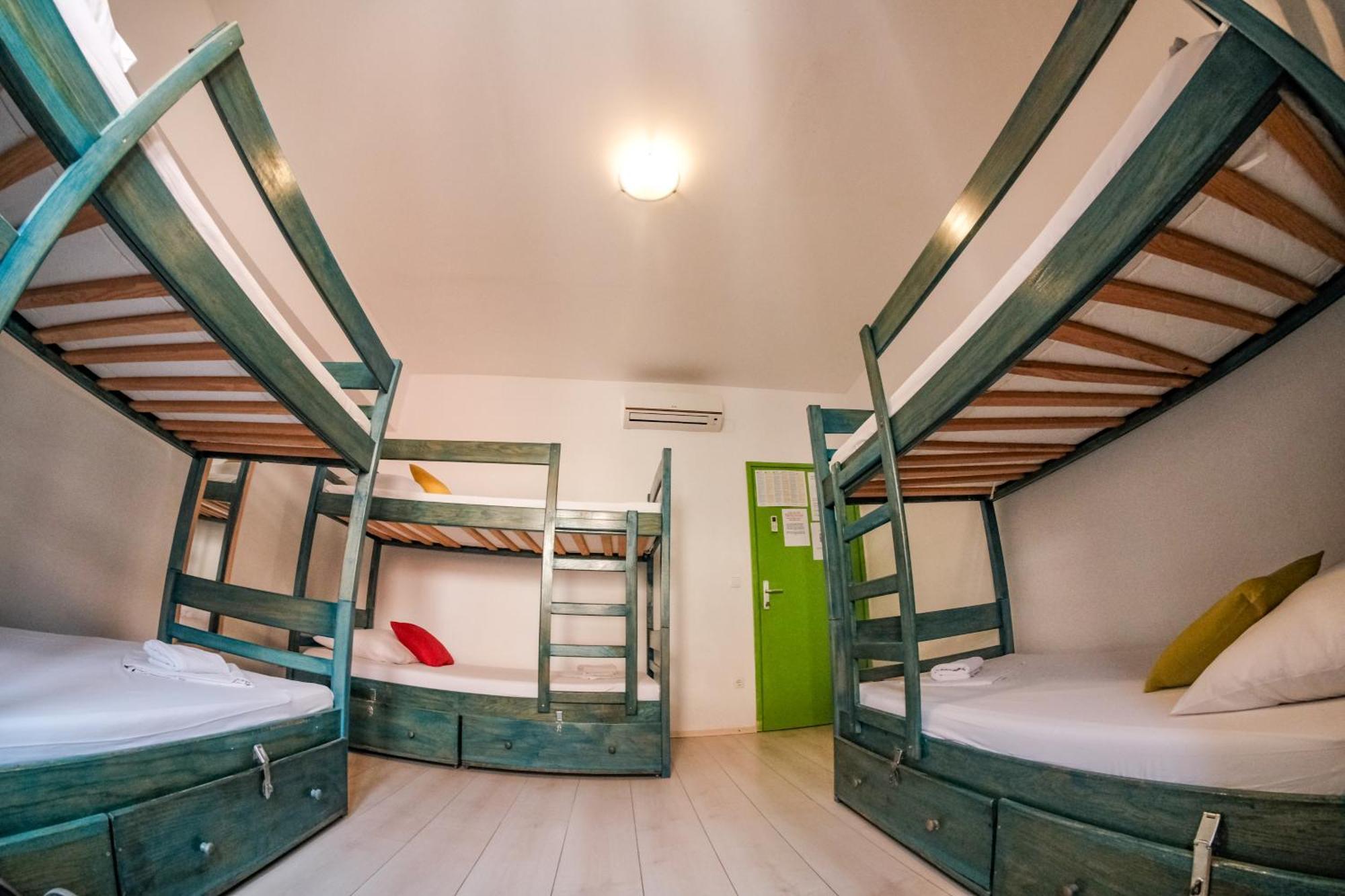 Cama em Dormitório Misto com 6 Camas