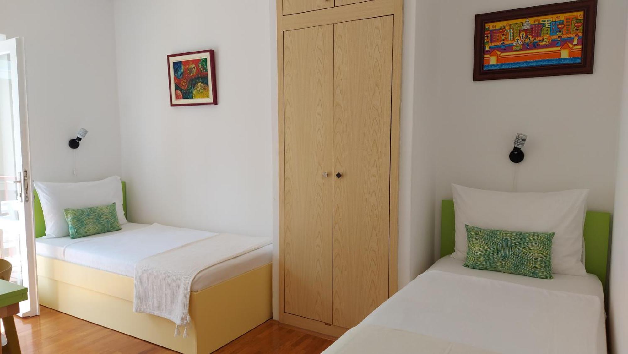 Quarto com 2 Camas de Solteiro e Banheiro Privativo
