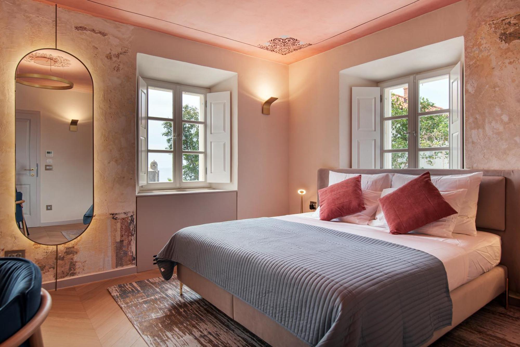 Zimmer mit Kingsize-Bett und Meerblick
