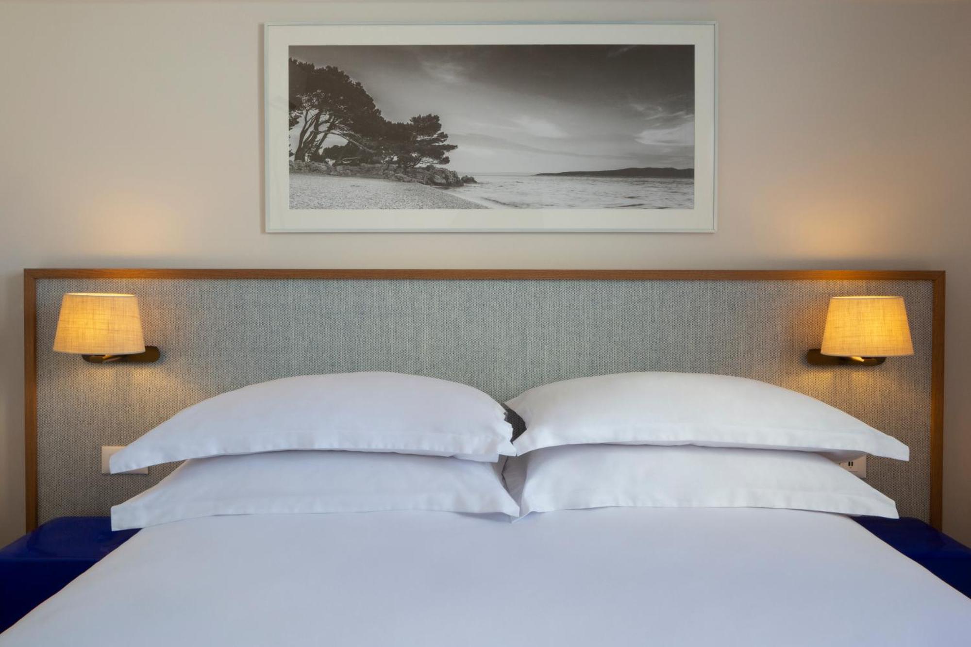 Standard Doppelzimmer mit Balkon und seitlichem Meerblick