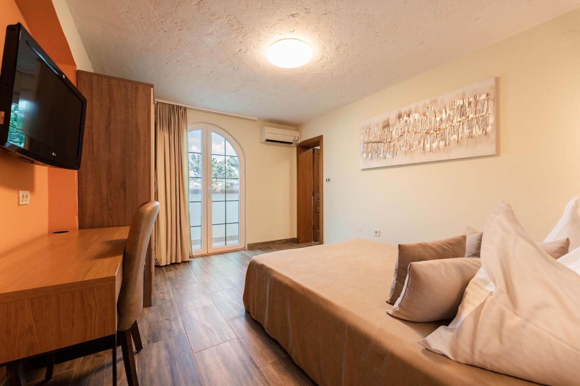 Deluxe Double Room with Balcony and Sea View,1663785101:JPEG