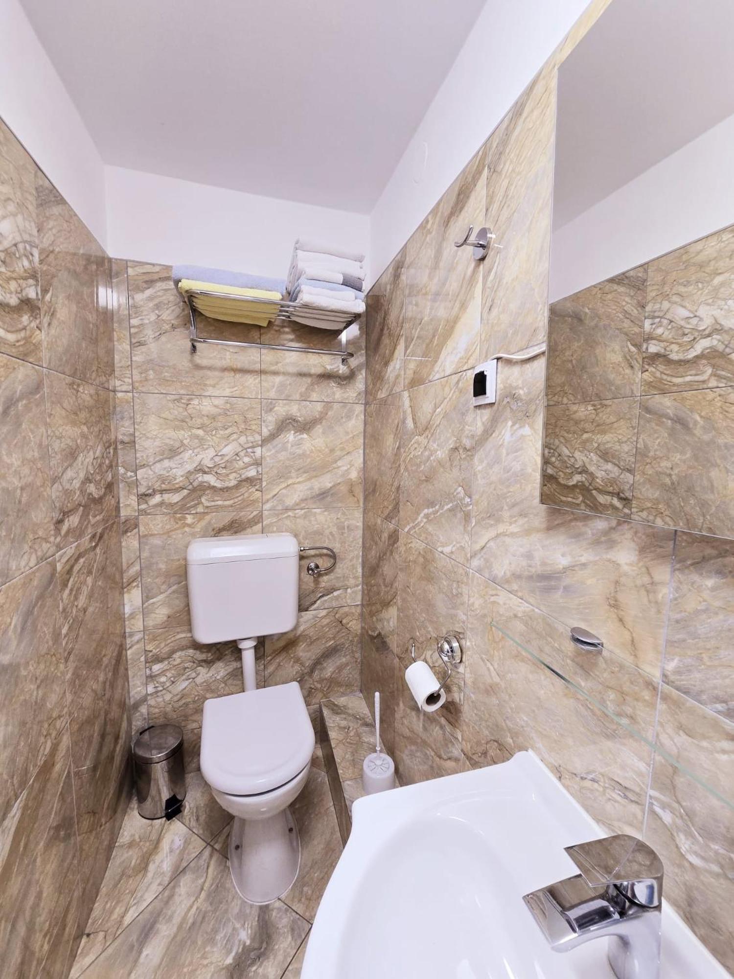 Camera Doppia con Letti Singoli con Bagno Privato