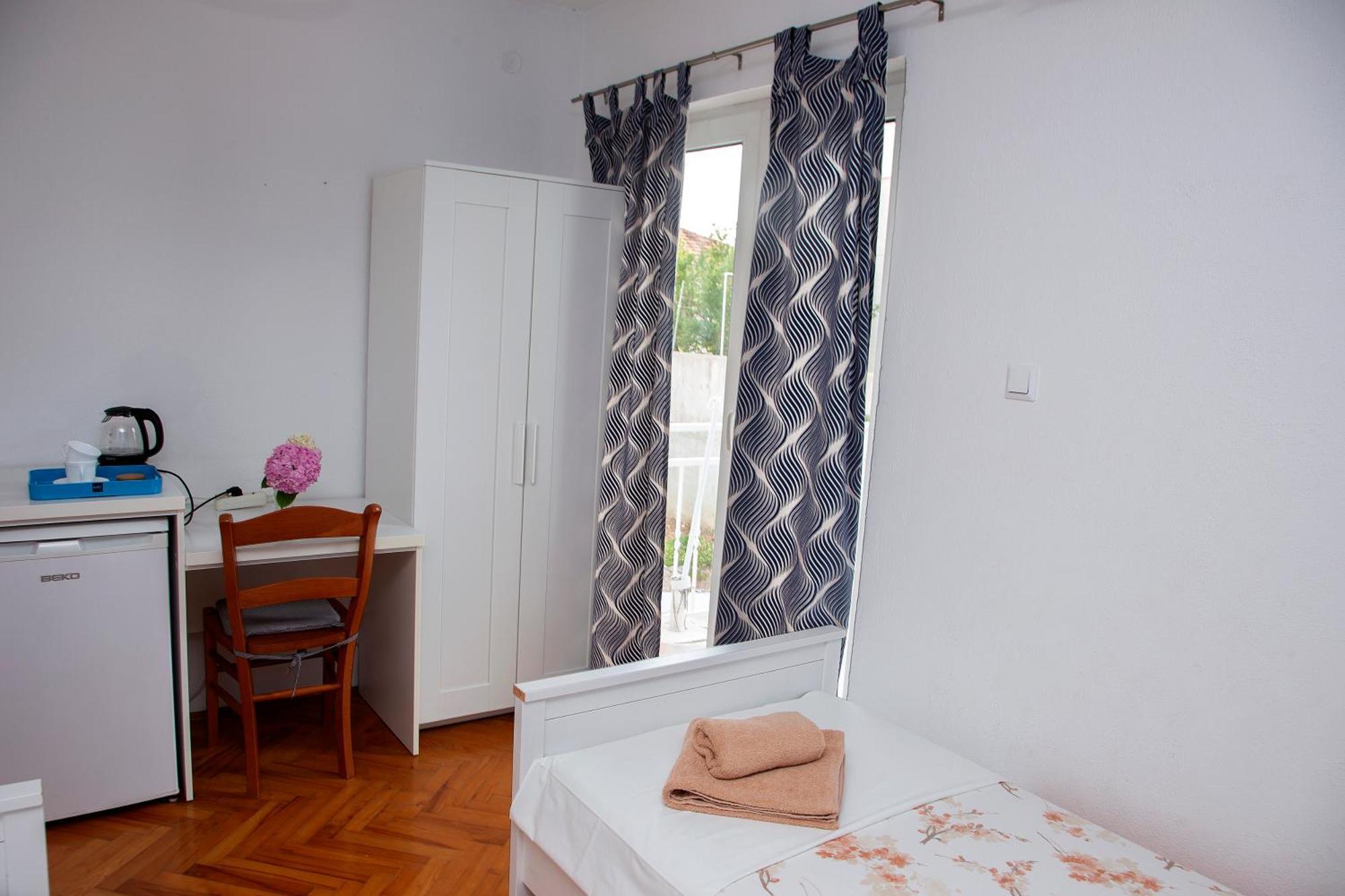 Quarto Pequeno com 2 Camas de Solteiro