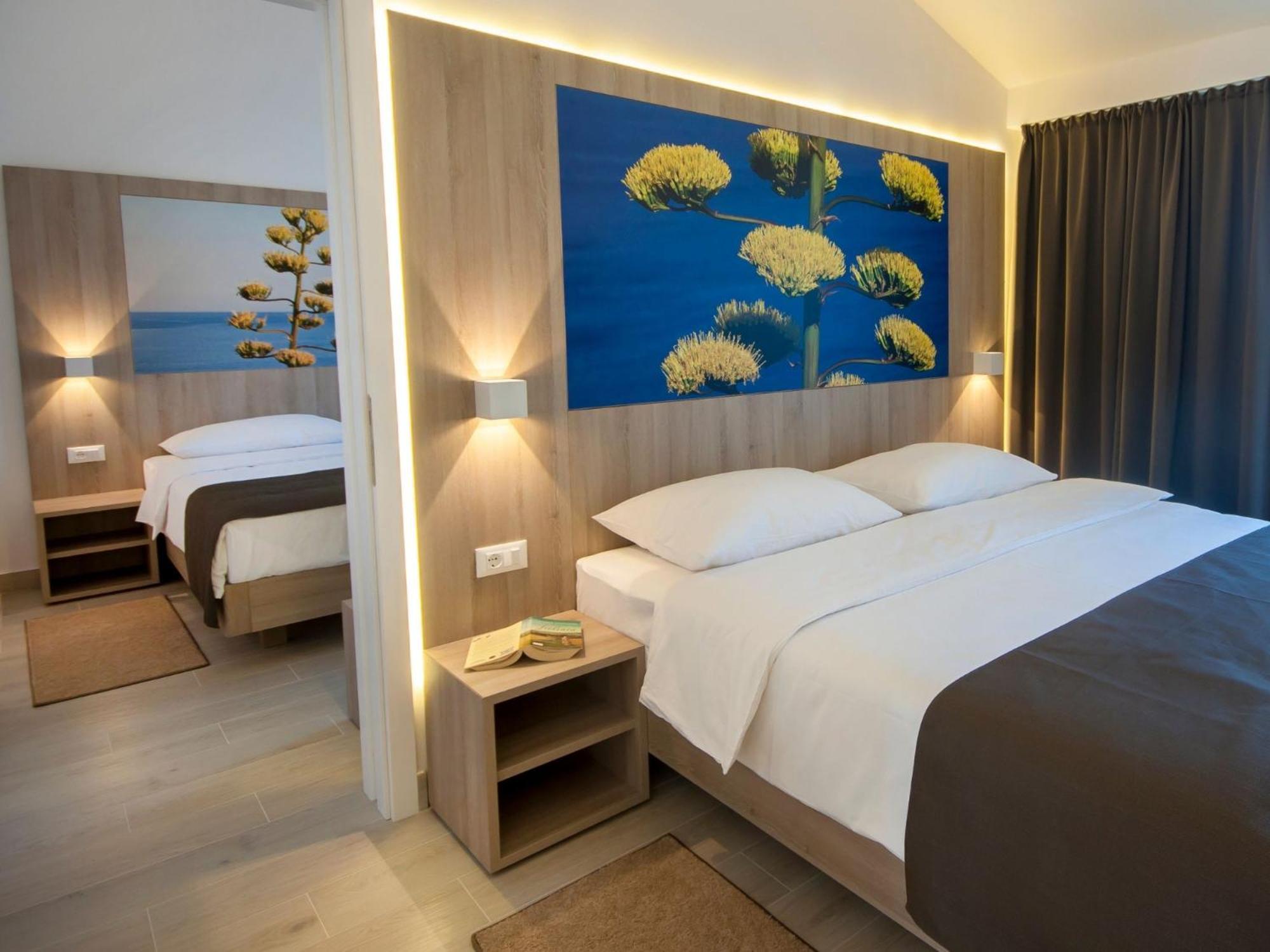 Superior Familienzimmer mit Balkon und jahrhundertealter Pinie und Meerblick – Residenz