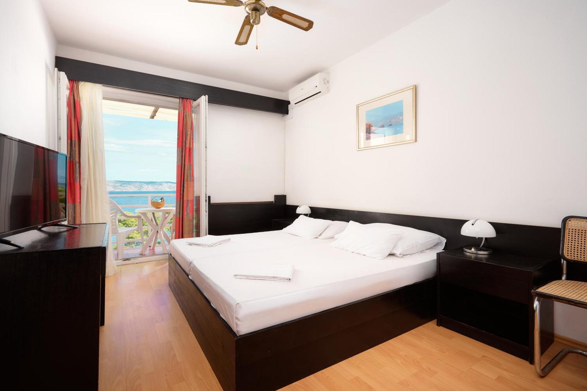 Family Room with Seaside View and Balcony 2+1