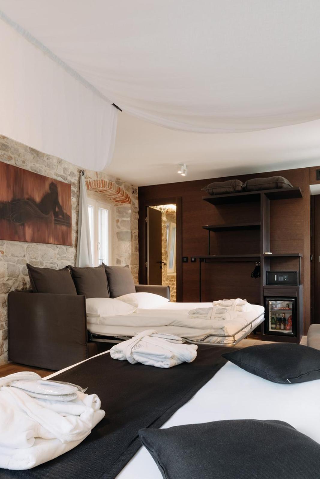 Suite mit Kingsize-Bett mit Blick auf die Altstadt