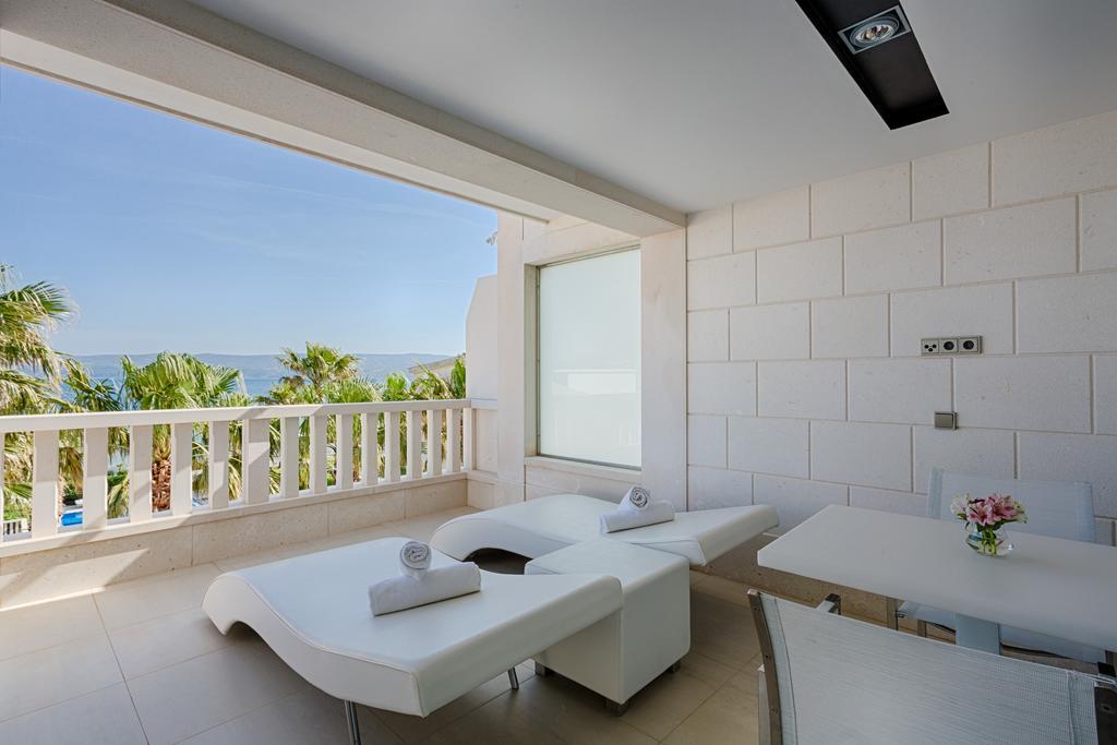 Premium Suite with Terrace, Sea View and king size bed