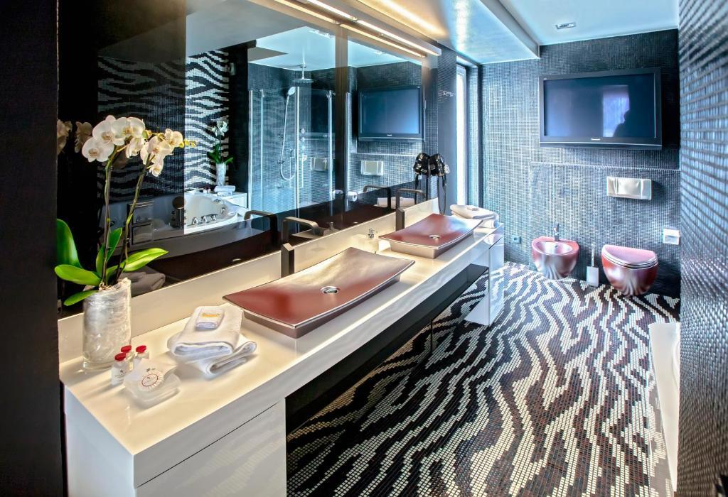Luxury Spa Suite with Sea View and Indor and Outdoor Whirlpool on the Terrace