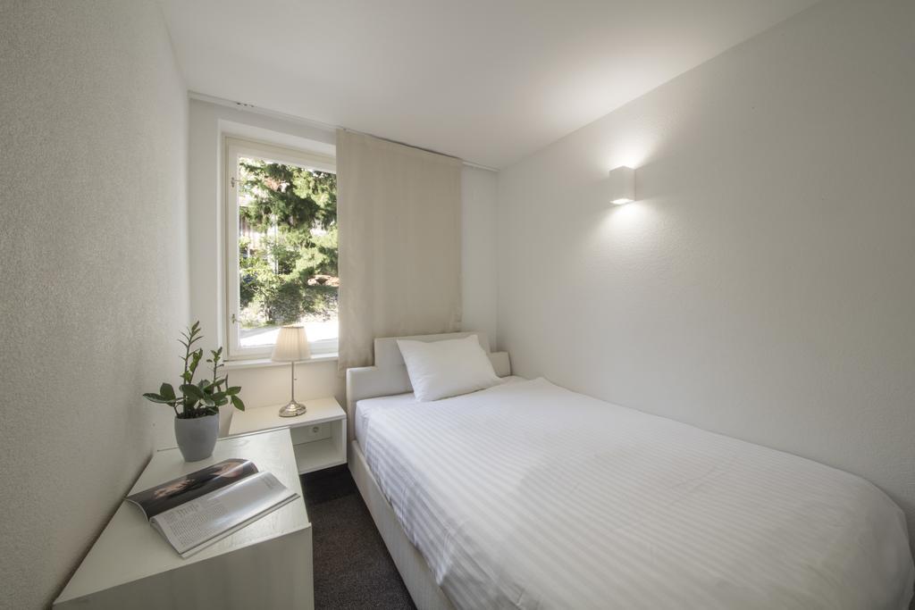 Single Room,525425322:JPEG