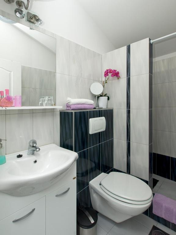Superior One Bedroom Apartment,215450549:JPEG