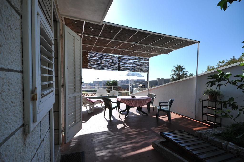 Dreibettzimmer mit Terrasse und Meerblick