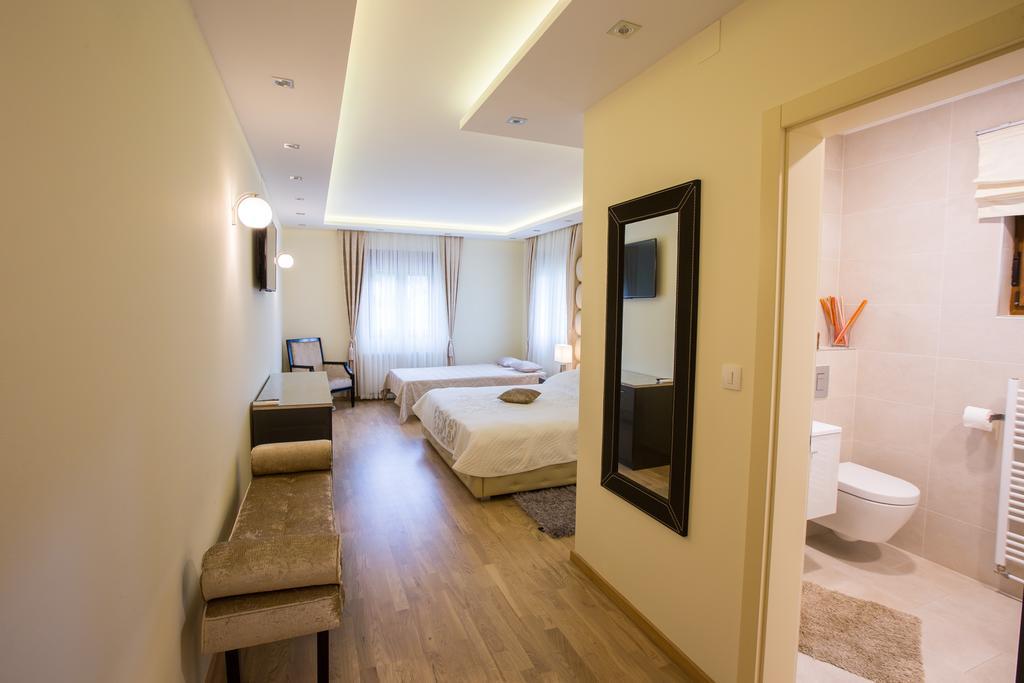 Camera Matrimoniale con Divano-Letto (3 Adulti)