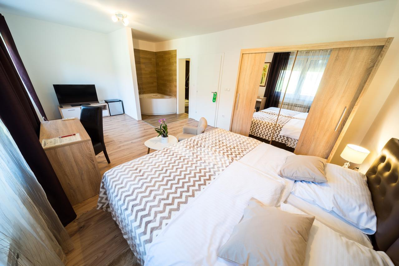 Deluxe Doppel-/Zweibettzimmer mit Whirlpool