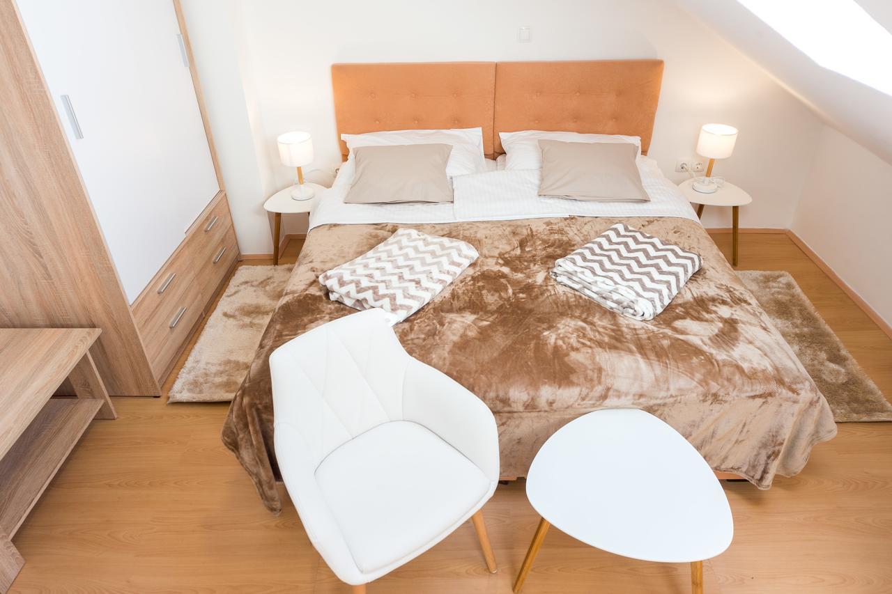 Doppel-/Zweibettzimmer mit eigenem Bad
