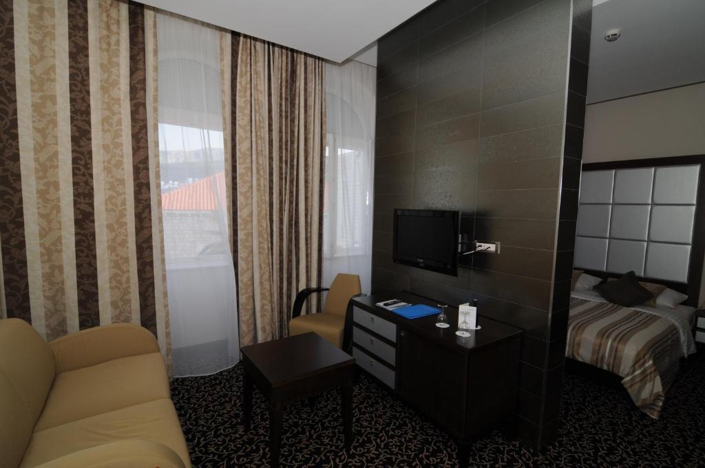 Junior Suite with Marina View