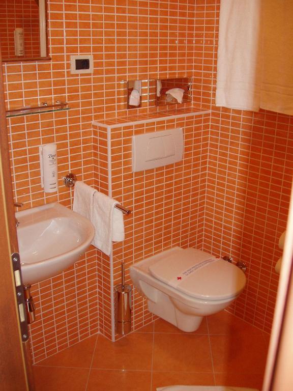 Single Room,1212307255:JPEG