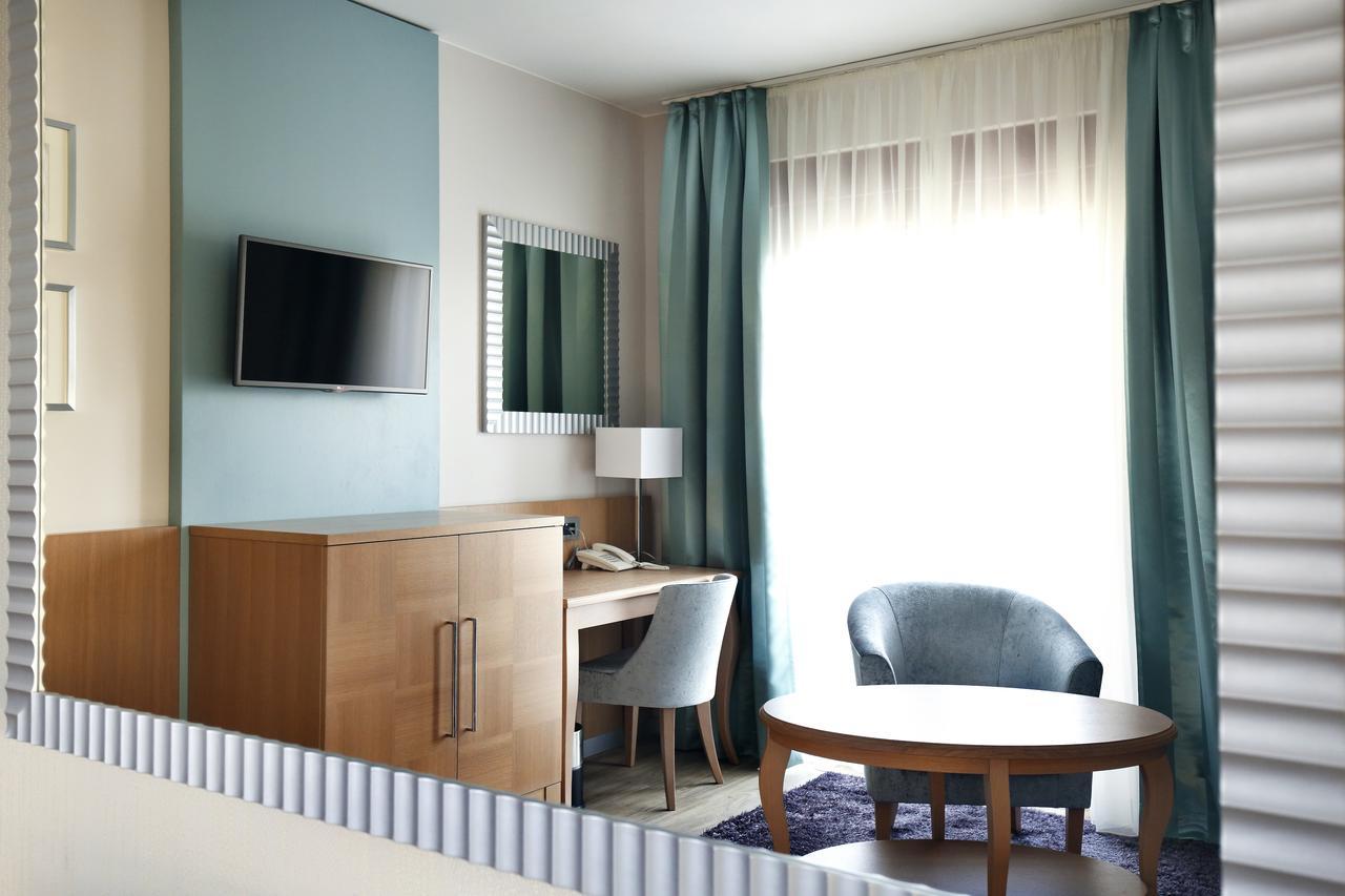 Suite,640230306:JPEG