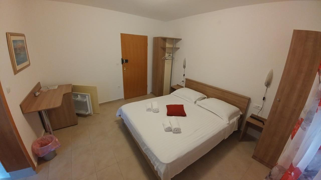Zimmer mit Kingsize-Bett