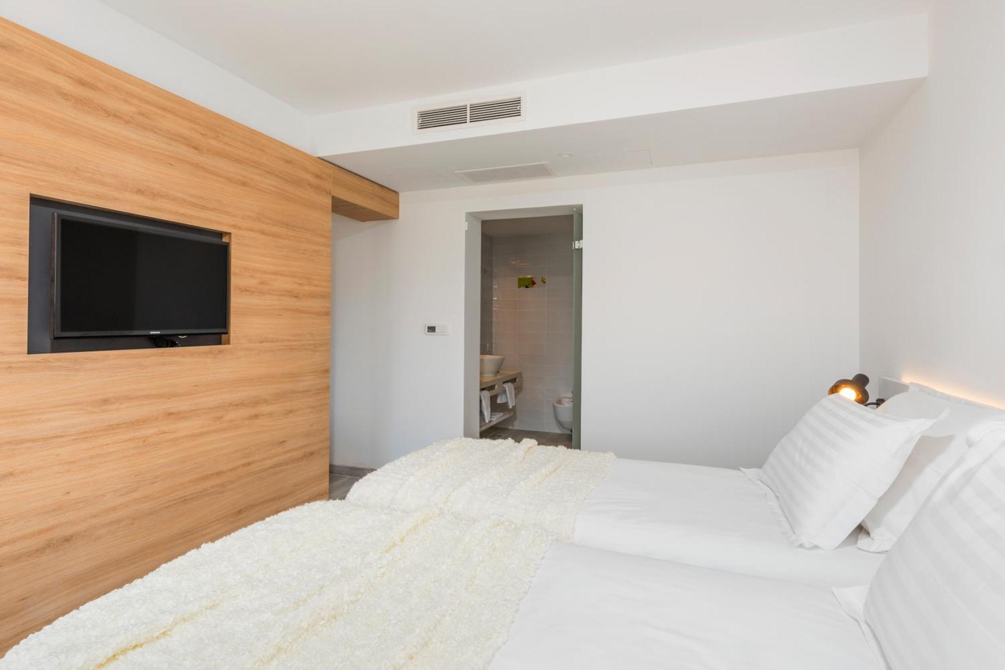 Quarto Duplo Superior com Varanda e Vista para o Mar