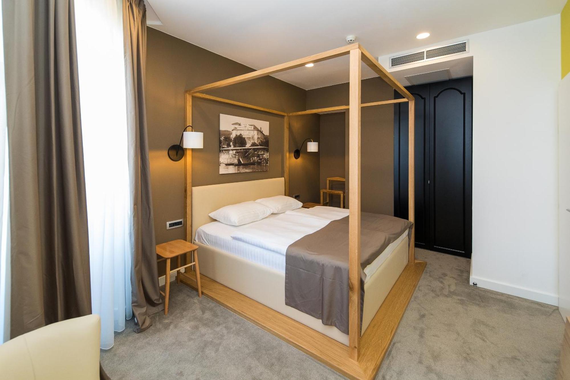 Premium Suite mit seitlichem Meerblick und Balkon