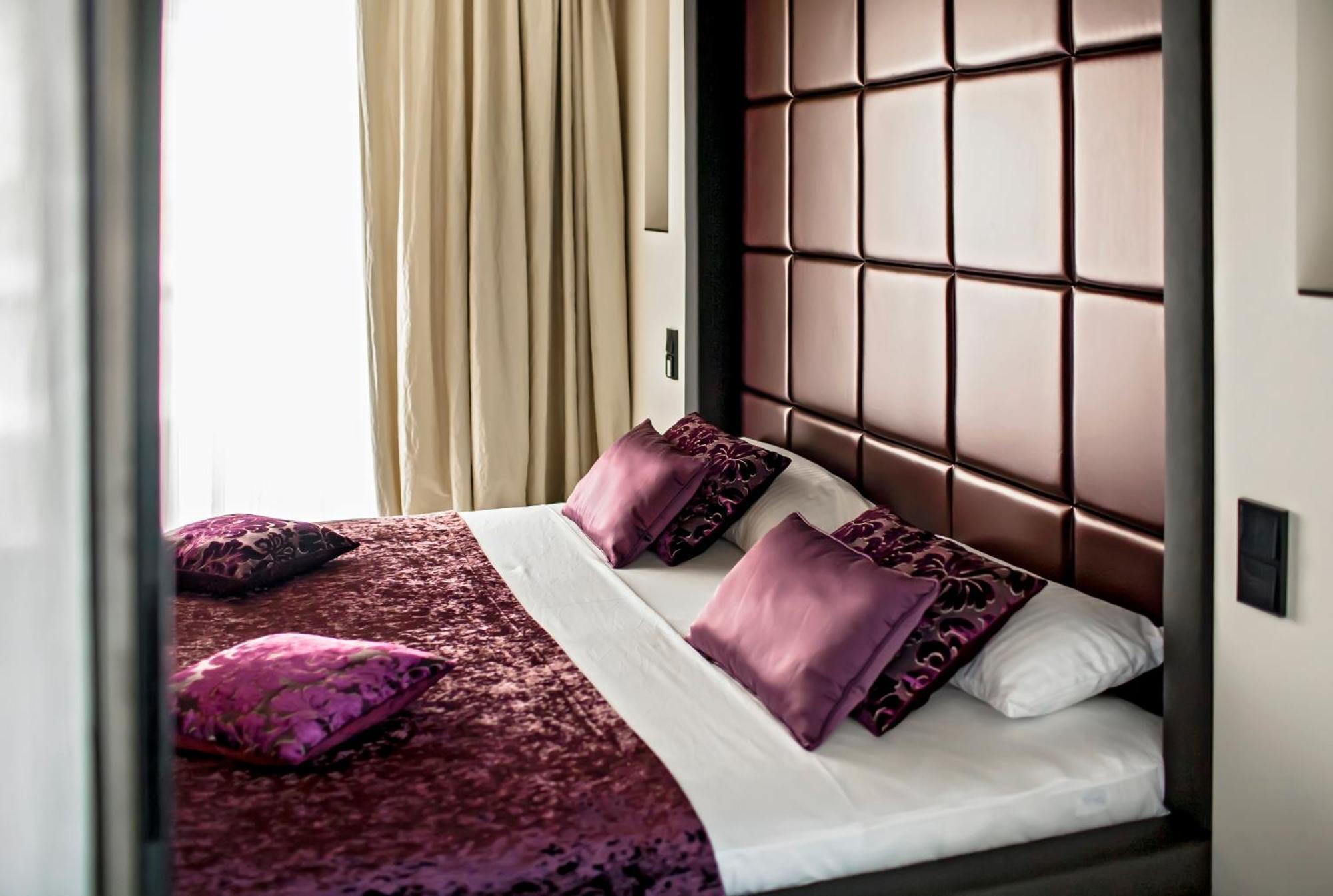 Junior Suite with king size bed, balcony and Whirlpool