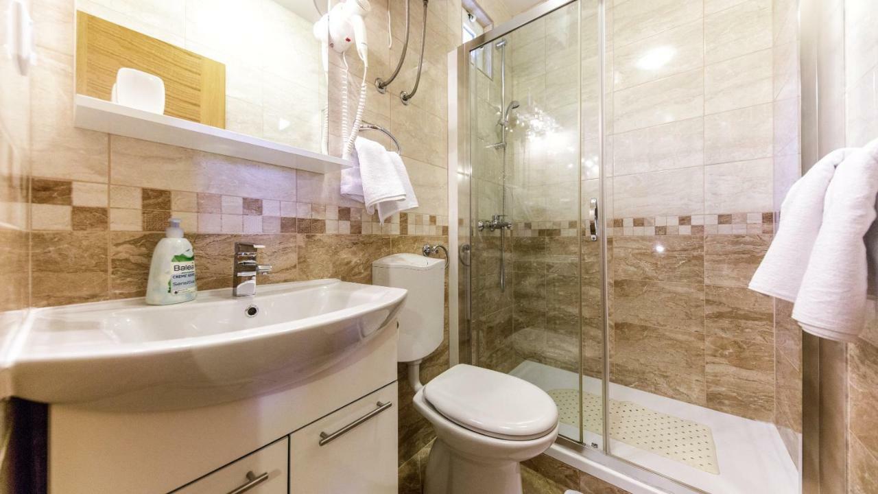 Studio with Patio,805225347:JPEG