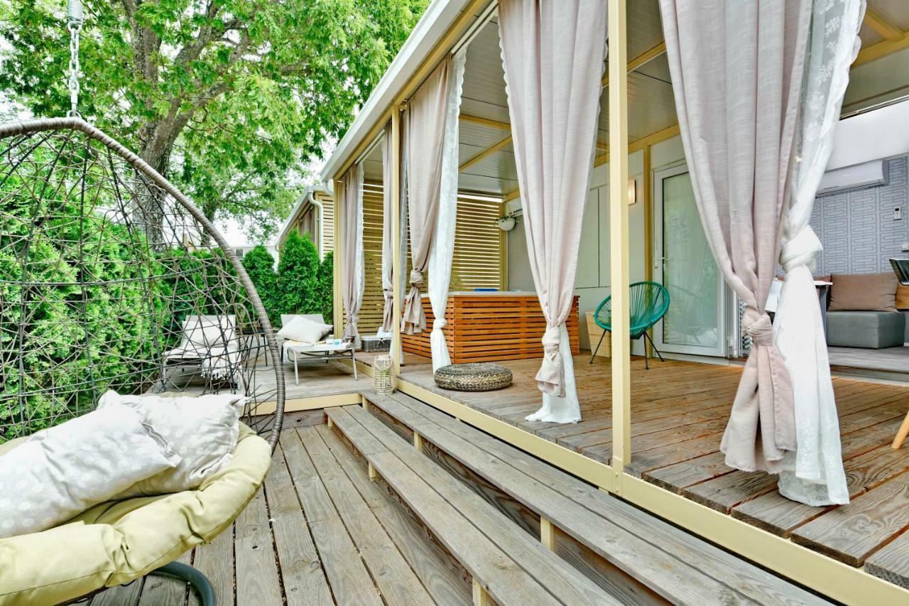 Luxe Stacaravan met 2 Slaapkamers en Hot Tub