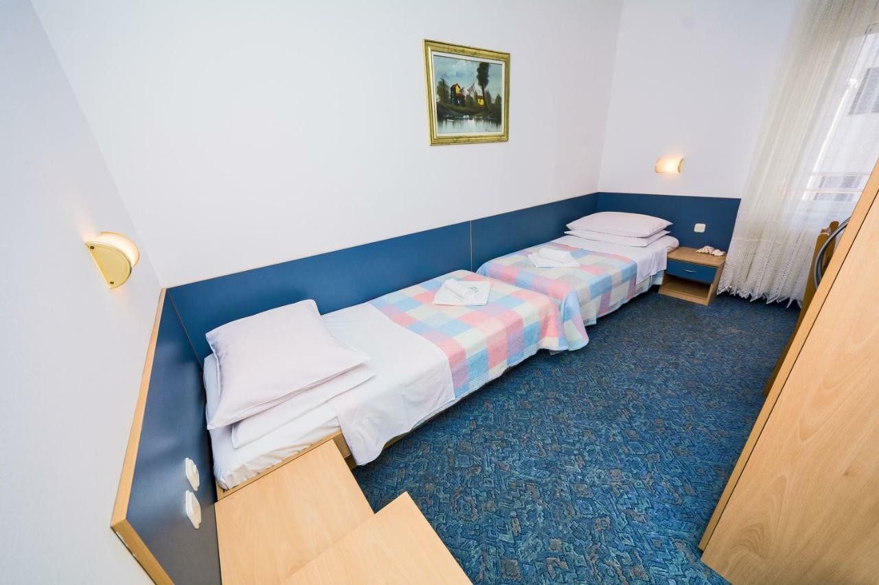 Standaard Tweepersoonskamer met 2 Aparte Bedden en Uitzicht op Zee