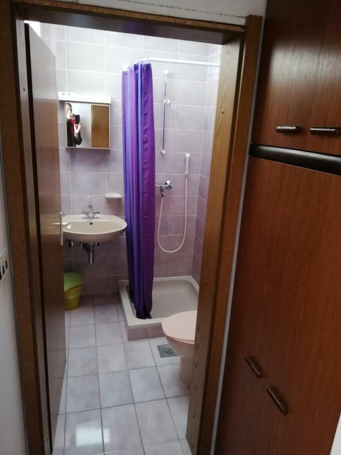 Dreibettzimmer mit Dusche