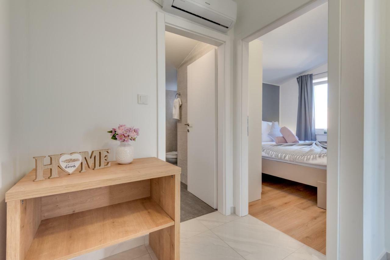 One-Bedroom Apartment,884992324:JPEG