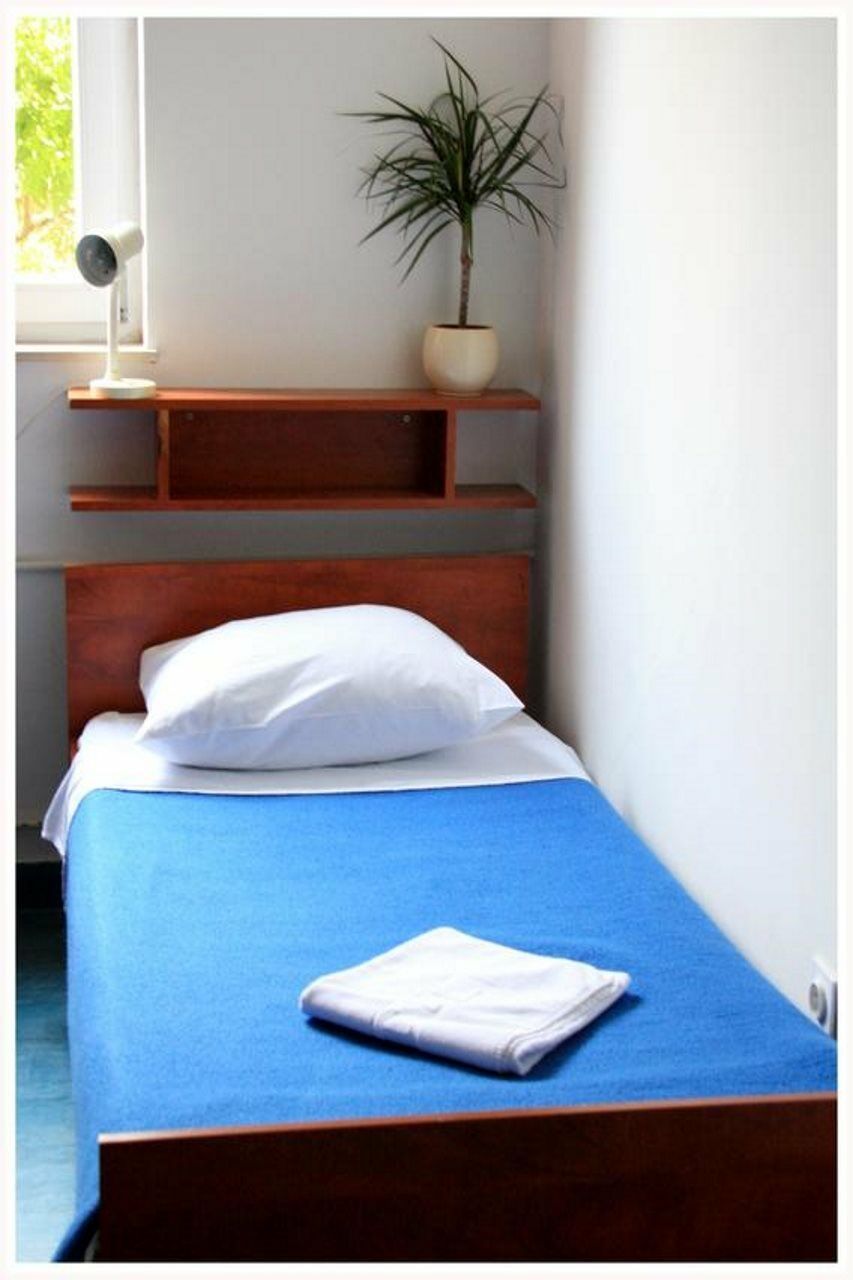 Einzelbett im Schlafsaal